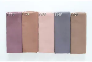 Dettaglio hijab in chiffon tinta unita che mostra varianti di colore, elegante bordo arrotolato.