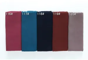 Dettaglio hijab in chiffon tinta unita con bordo arrotolato fine e diverse opzioni di colore.