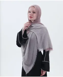 Detailed view of the gradient cotton linen hijab scarf, featuring soft fringe and elegant drape.