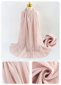 Dettaglio in primo piano della consistenza del tessuto hijab in chiffon morbido e bordi arrotolati.