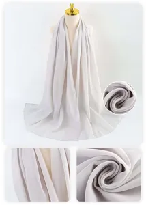 Primo piano dell'hijab in chiffon perlato, che evidenzia la consistenza e il bordo rifinito.