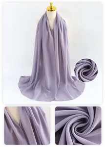 Vista dettagliata della sciarpa in chiffon viola chiaro con tessitura morbida e orlo pulito.