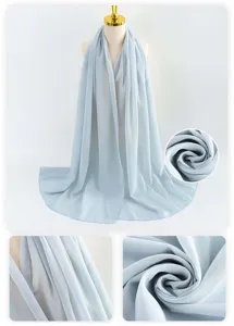 Primo piano dettagliato della texture del tessuto e dei bordi arrotolati dell'hijab.