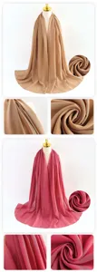 Dettaglio hijab in chiffon tinta unita con bordi arrotolati fini e consistenza.