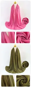 Foulard hijab lungo in chiffon perlato tinta unita, vista dettagliata con tessitura e bordi arrotolati.
