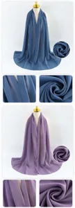 Dettagli della sciarpa in chiffon perlato con consistenza e drappeggio elegante.