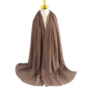 Lungo foulard hijab in chiffon di perle tinta unita bordo arrotolato elegante donna