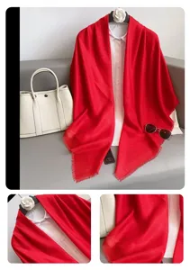 Elegant rood franje sjaal detail, chique dames gedrapeerde omslagdoek stijl met wit hemd.