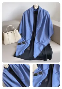 Elegante effen blauwe sjaal met korte franjes en zwarte jurk voor stijlvolle dames in herfst.