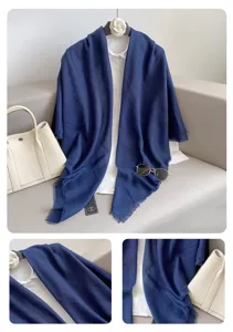 Dames effen blauwe vierkante sjaal met korte franjes, elegante stijlvolle omslagdoek.