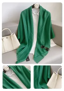 Gedetailleerd overzicht van de elegante effen groene dames shawl met korte franjes en stijlvolle val.