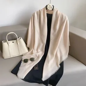Beige effen vierkante sjaal met korte franjes, elegante retro-stijl sjaal voor damesmode.
