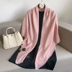 Effen roze vierkante sjaal met korte franjes, elegante dames omslagdoek voor stijl.