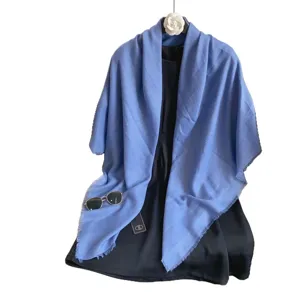 Elegante effen vierkante sjaal met korte franjes voor dames in retro literaire stijl.
