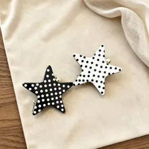 Close-up van sterren stippen haarspelden met stippen, schattige haaraccessoires details.