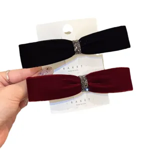 Fluwelen strik haarspelden set met sprankelende strass steentjes voor stijlvolle kapsels.