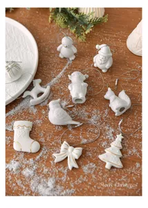 Ornamenti sospesi di Natale in ceramica bianca, simpatico decoro natalizio per albero e finestra.