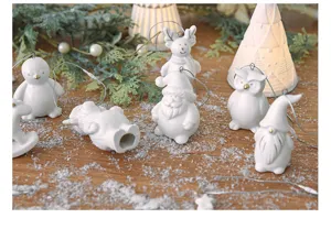 Set di ornamenti natalizi in ceramica bianca, simpatici animali per decorazione festiva.