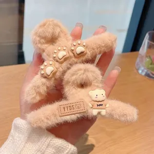 Pinza de pelo de felpa suave con diseño de oso bonito y huellas para otoño invierno mujer