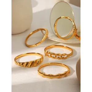 Vue de détail du set de bracelets jonc en acier inoxydable or 18k, bijoux tendance minimalistes