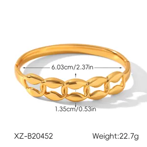 Bracelet maillons en acier inoxydable or 18k design irrégulier, vue de détail luxe.