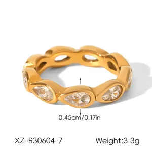 Anello in acciaio al titanio dorato con zircone a pera in vista dettagliata, gioiello.