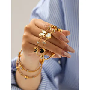 Nahaufnahme des eleganten Edelstahl-Seilarmbands mit Schmetterling und Herz Anhängern.