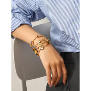 Mehrlagiges Böser-Blick Schmetterling Edelstahl Armband im Detail für Damen Schmuck.