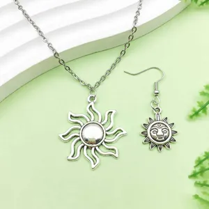 Vue rapprochée détaillée du collier pendentif soleil en argent vintage et des boucles