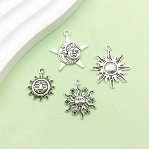 Détails en gros plan de pendentifs breloques célestes soleil lune en alliage argent antique pour bijoux.