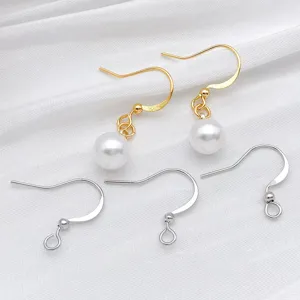 Ensemble d'accessoires de bijoux DIY avec crochets d'oreilles dorés et argentés et perles.