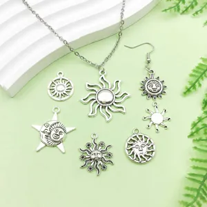 Vue détaillée de charms pendentifs soleil et visage en alliage argenté pour bijoux DIY.