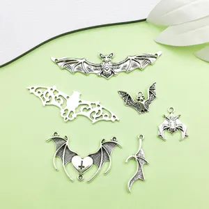 Dettaglio di ciondoli a forma di pipistrello in argento antico per collane e bracciali fai da te.