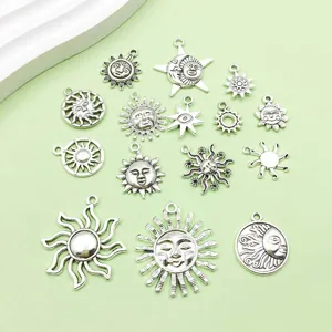Gros plan détaillé de pendentifs soleil et lune en alliage argenté pour la création de bijoux.