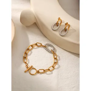 Set di gioielli chic con bracciale a catena bicolore in acciaio inossidabile e orecchini.