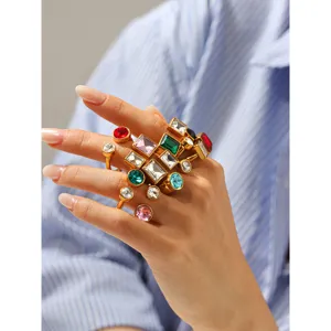 Gedetailleerd shot van trendy meerkleurige zirkonia open ringen van roestvrij staal, sieraden.