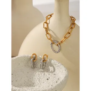 Set collana e orecchini a cerchio bicolore dal design minimalista in acciaio inossidabile.