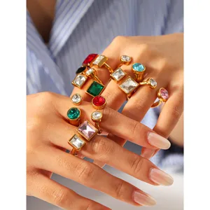 Verstelbare roestvrijstalen ringen met kleurrijke zirkonia stenen voor damesmode sieraden.