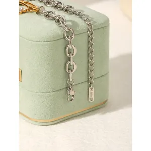 Detailed view of the luxury stainless steel paperclip chain bracelet, stylish daily jewelry.