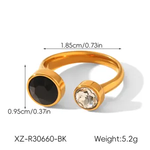 Gouden roestvrijstalen open ring met geometrische zwarte en witte zirkoniastenen, stijlvol.