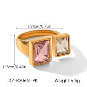 Detailopname van de verstelbare open ring versierd met roze en witte zirkoniastenen.