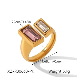 Gedetailleerd uitzicht van de gouden open ring met roze en heldere zirkoniastenen.