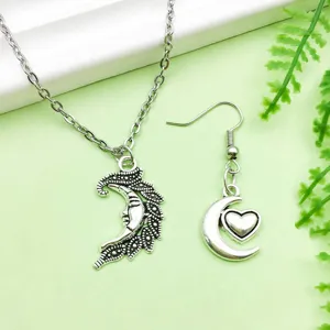 Vintage zilveren legering holle maan ketting en oorbel sieraden set met fijne details.