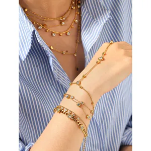 Ensemble de bijoux collier et chaîne de main en acier inoxydable doré pour femmes.