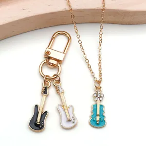 Nahaufnahme Detail der bunten Emaille Legierung Gitarre Anhänger und Halskette Kette.