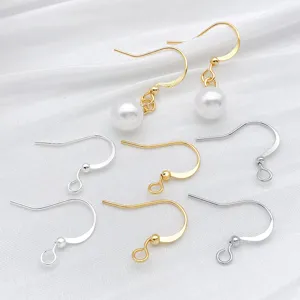 Ensemble d'accessoires de bijoux DIY avec crochets d'oreilles plaqués or et argent et perles.