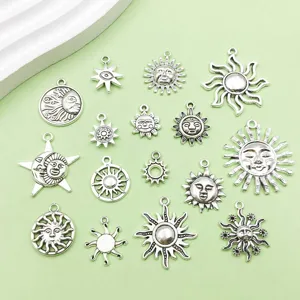 Gros plan de pendentifs soleil argent antique, divers designs de visage pour bijoux DIY.