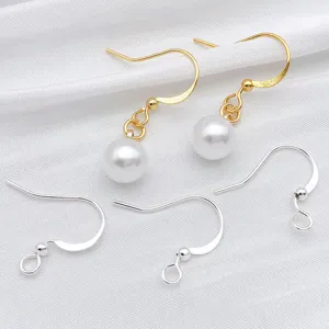 Vue détaillée des crochets d'oreilles DIY avec perles, pièces métalliques dorées et argentées.