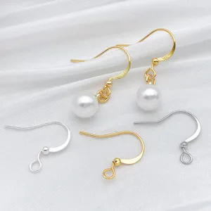 Vue détaillée des accessoires de bijoux DIY comprenant des crochets d'oreilles et perles.