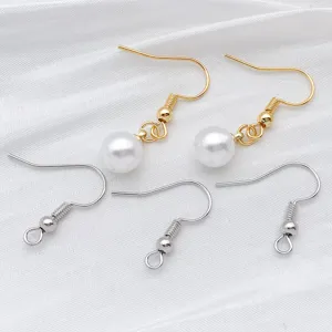 Gros plan detail des crochets d'oreilles en perles de bijoux DIY et fils metalliques pour artisanat.